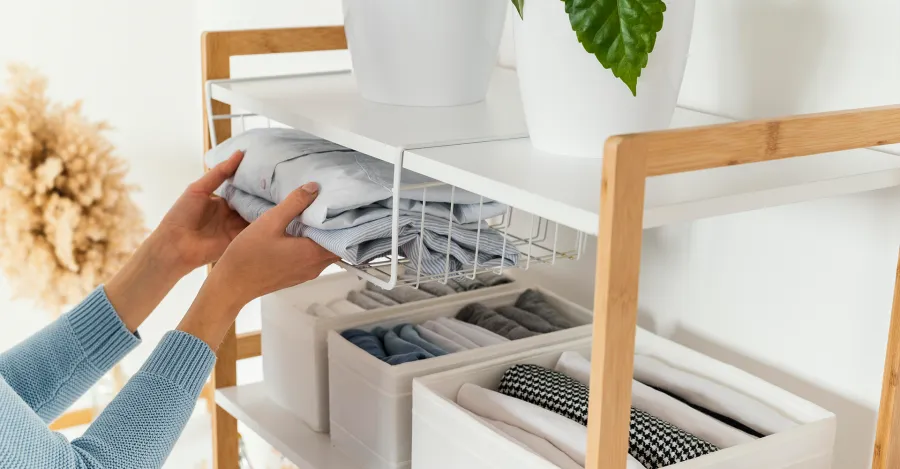 Cestos, bandejas e caixas ajudam a conter a bagunça rapidamente. Reprodução: Internet